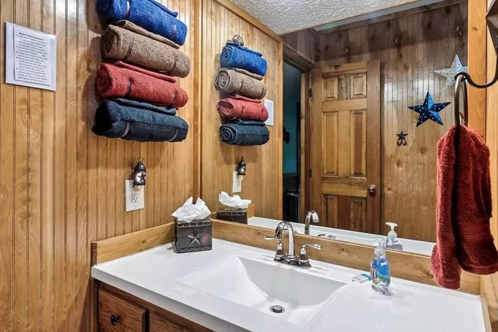 فيلا Beary Peaceful Smokies Retreat: Hot-Tub & Pools بيدجن فورج المظهر الخارجي الصورة